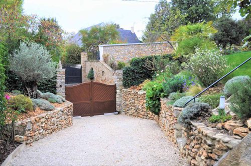 Jardin haut de gamme muret pierre paysagiste Sophie Durin